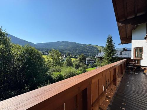 une terrasse en bois avec vue sur les montagnes dans l'établissement Chalet Hinterthal, à Hinterthal