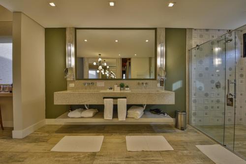 A bathroom at Hotel Saint Michel