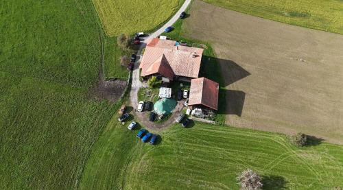 eine Aussicht auf ein großes Haus auf einem Feld in der Unterkunft Chez Astrid in Treyvaux