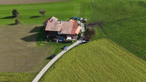 eine Luftansicht eines Hauses auf einem Feld in der Unterkunft Chez Astrid in Treyvaux