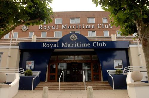 Ein Gebäude mit einem Schild, das königliche Matinee-Clubs liest. in der Unterkunft Royal Maritime Hotel in Portsmouth