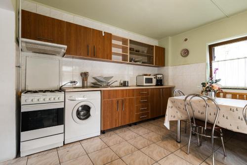 Una cocina o kitchenette en Silva Cabin - In the heart of Bran, next to the Castle w/ free parking