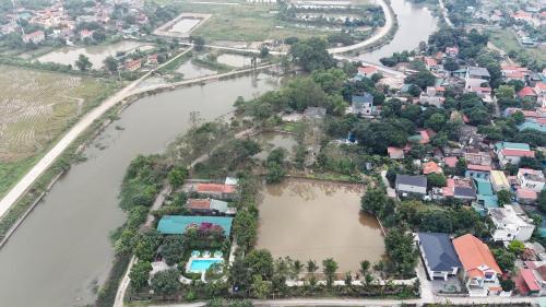 Tuyet's Homestay في نينه بينه: اطلالة جوية على جزيرة في نهر