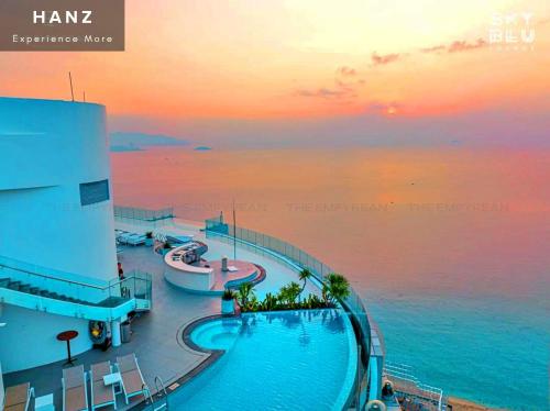 - une vue sur la piscine sur un bateau de croisière dans l'établissement HANZ Business Suite Panorama Grand Residences, à Nha Trang