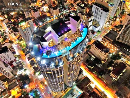 une vue de tête sur une ville la nuit dans l'établissement HANZ Business Suite Panorama Grand Residences, à Nha Trang