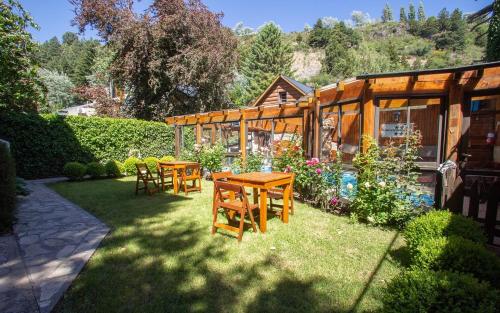 Um jardim em Cabañas Antuken - Piscina Cubierta -