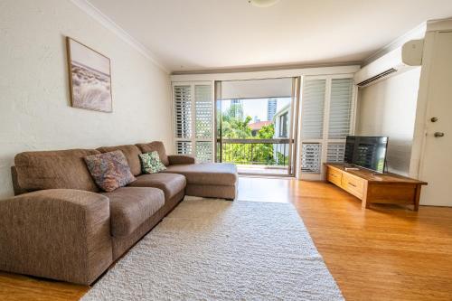 Sunbury Coastal Apartments Broadbeach tesisinde bir oturma alanı