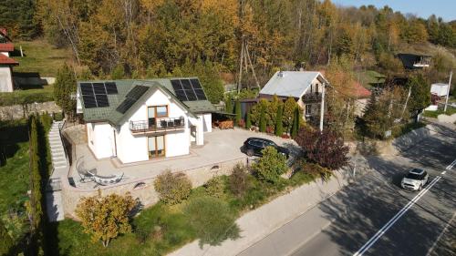 een uitzicht op een huis met zonnepanelen erop bij Zagrodek Pizza & SPA in Gródek Nad Dunajcem