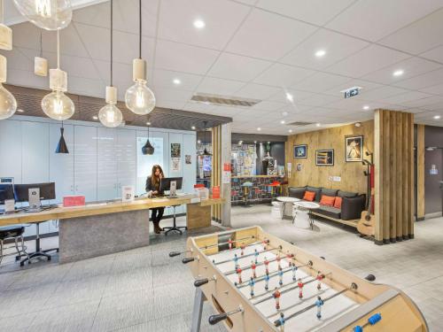 A seating area at ibis Saint Germain en Laye Centre