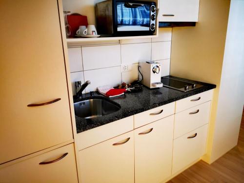 Kitchen o kitchenette sa Apartment B&B am Berntor by Interhome