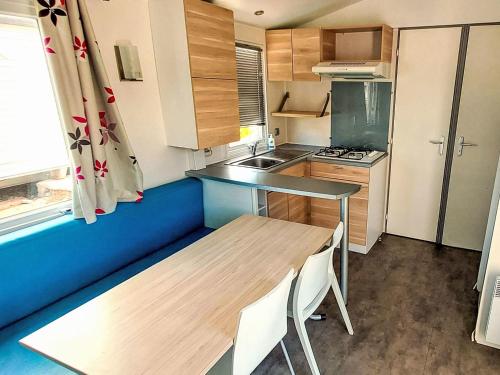 Кухня или кухненски бокс в Holiday Home Prima by Interhome