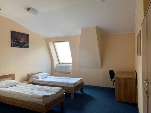 um quarto de hotel com duas camas e uma janela em Budget Hotel Ekotel em Lviv