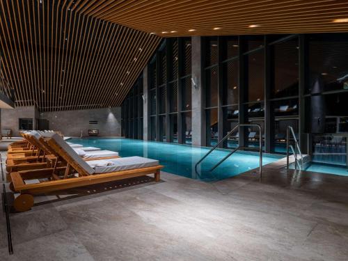 A piscina localizada em Swissôtel Damian Jasna ou nos arredores