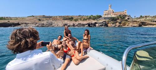 een groep mensen op een boot in het water bij Pantanello Rooms Avola in Avola