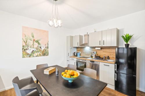 una cocina con una mesa con un bol de fruta. en Business Apartment Kranich: 3 Zimmer, Top Infrastrukturlage HH Langenhorn, Nähe Airport, en Hamburgo