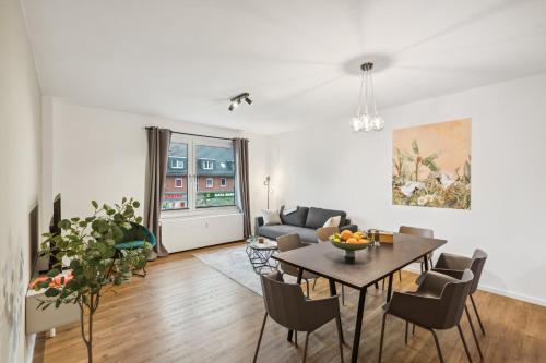 sala de estar con mesa y sofá en Business Apartment Kranich: 3 Zimmer, Top Infrastrukturlage HH Langenhorn, Nähe Airport, en Hamburgo