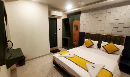 Tempat tidur dalam kamar di FabHotel 7 Star I