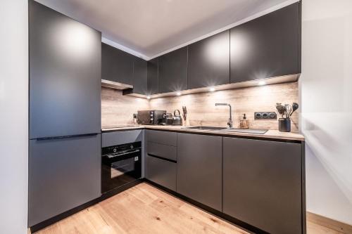 Kitchen o kitchenette sa Apartment Gentiana, Les Gets - by EMERALD STAY