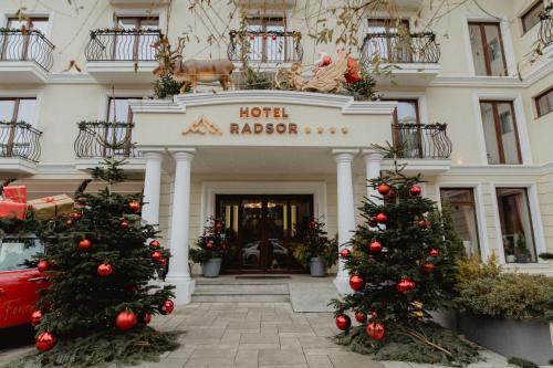 um hotel com árvores de Natal em frente em Radsor Hotel em Rîşnov