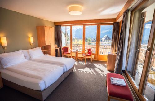 A bed or beds in a room at Hotel Jungfraublick