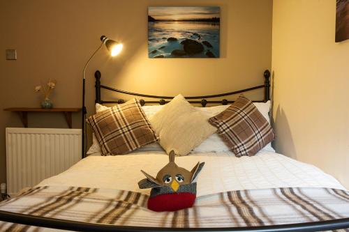 A bed or beds in a room at Kettle House B&B