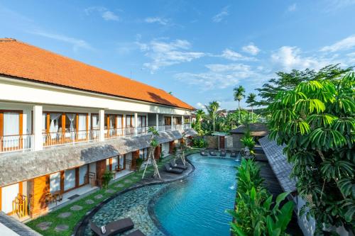 una vista aérea de un complejo con piscina en Puri Andong Villa, en Ubud