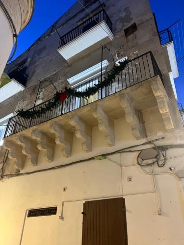 balcone sul lato di un edificio di Donna Veneranda a Vieste