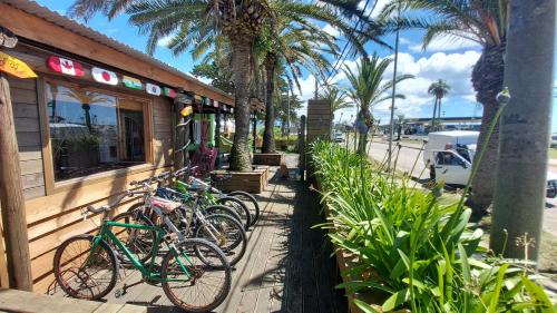 una fila di biciclette parcheggiate fuori da un edificio di Las Palmas Beach Hostel a La Paloma