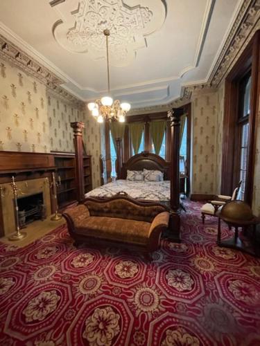 A bed or beds in a room at Henderson Castle Inn