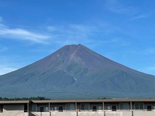 Una imagen general de la montaña o una montaña tomada desde el hotel