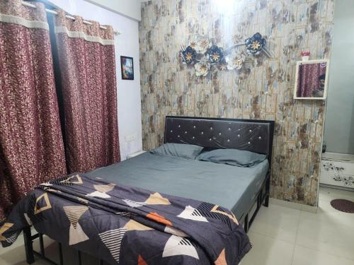 um quarto com uma cama e uma parede com cortinas em Gateaway Villa ll 3BHK ll Swimming Pool ll TableTennis ll AC em Lonavala