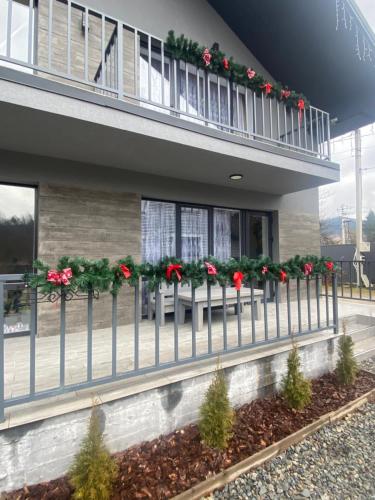 un edificio con una valla con adornos navideños. en VIP котедж Рокита, en Mykulychyn