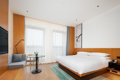 Cama ou camas em um quarto em Fairfield by Marriott Zhuhai Xiangzhou