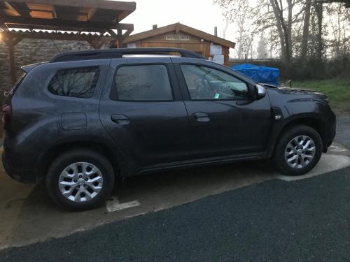 een zwarte SUV geparkeerd op een parkeerplaats bij l'Ancienne Forge in Aigonnay