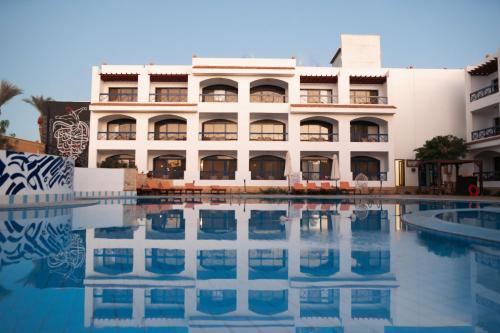 The swimming pool at or close to El Khan Sharm Hotel