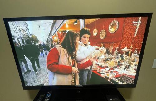 a television screen with a picture of two people at Casa de 2 quartos com ar, banheiros, pátio, mobília, tudo privativo - Projeto Suítes que Desconta duração e entra 15h adiante inclusive à noite in Sorriso