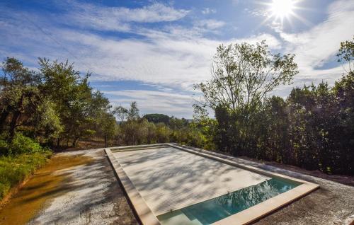 A piscina localizada em Cozy Home In Fauglia With Wifi ou nos arredores