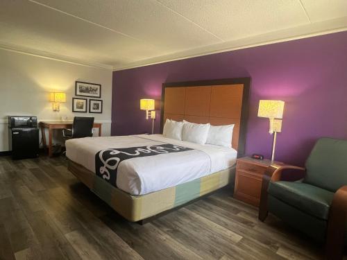 La Quinta Inn by Wyndham Amarillo Mid-City tesisinde bir odada yatak veya yataklar