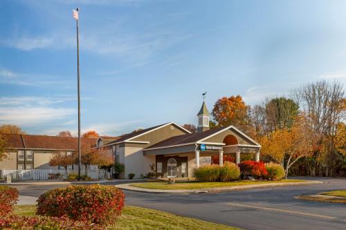 een kerk met een toren bovenop een straat bij Best Western Mystic Hotel in Mystic