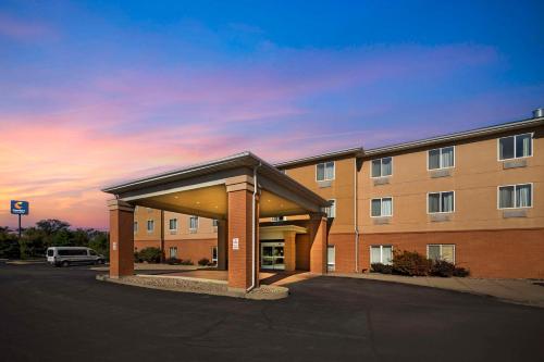 ein Gebäude mit einem Parkplatz davor in der Unterkunft Comfort Inn & Suites Porter near Indiana Dunes in Porter