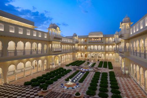 un grande edificio con cortile dotato di fontana di Hyatt Regency Jaipur Mansarovar a Jaipur