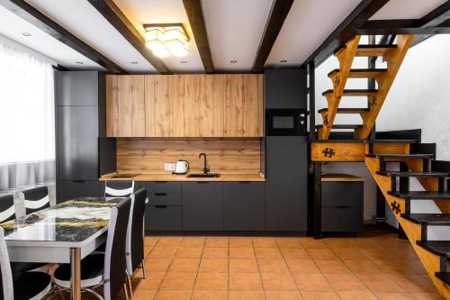 Una cocina o kitchenette en Шале Парламент, Яблуниця