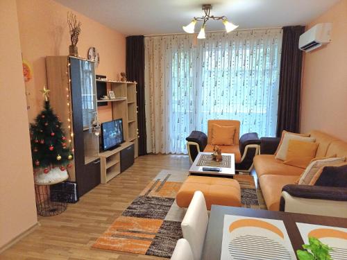 - un salon avec un arbre de Noël dans l'établissement Sunflower Apartment City Center, à Plovdiv