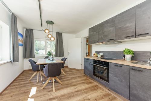 Eldhús eða eldhúskrókur á APARTMENT DACHSTEIN - neu im Haus Wieseneck - direkt an der LOIPE