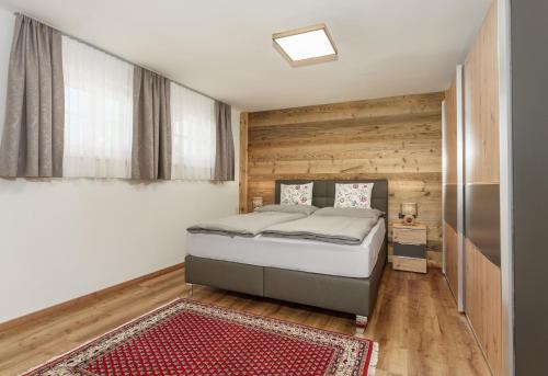 Rúm í herbergi á APARTMENT DACHSTEIN - neu im Haus Wieseneck - direkt an der LOIPE