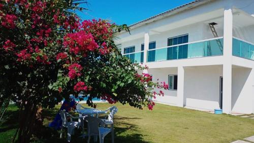 Taman di luar Pousada Sol e Mar Cabo Frio