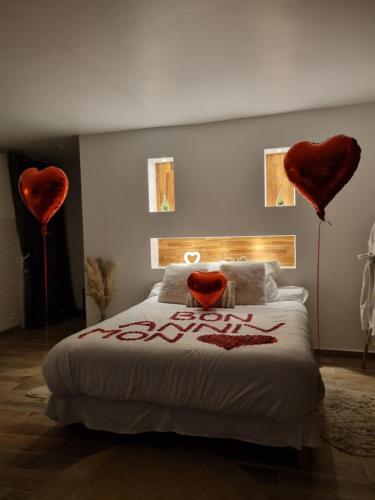 L'ÉVASION ROMANTIQUE Suite de luxe Spa privé 20 min Paris et 10 min Enghien les bains में एक कमरे में एक या कई बेड