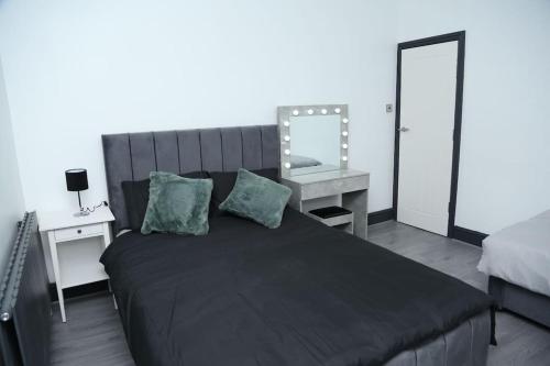 Cama ou camas em um quarto em Full, modern house in Salford