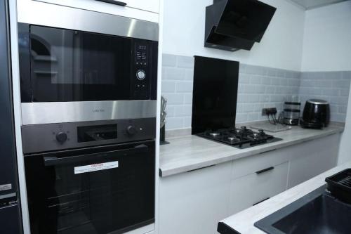 A cozinha ou cozinha compacta de Full, modern house in Salford