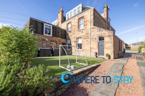 dom z huśtawką przed nim w obiekcie Colinton Garden Cottage - Edinburgh Hideaway w Edynburgu